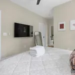 Modern Retreat With Rooftop Firepit Near Uptown