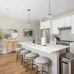 Modern Retreat With Rooftop Firepit Near Uptown Holiday home