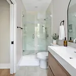 Holiday home Modern Retreat With Rooftop Firepit Near Uptown