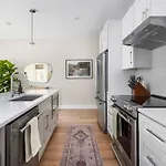 Holiday home Modern Retreat With Rooftop Firepit Near Uptown *