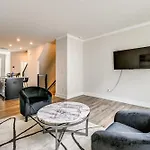 Holiday home 2 Mi To Dtwn Charlotte: Unit W/ Rooftop Deck! *