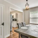 < 2 Mi To Uptown Charlotte: W/ Large Yard! Holiday home