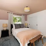 Newly Renovated-private Pool & Huge Deck Holiday home *