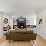 Newly Renovated-private Pool & Huge Deck Holiday home *
