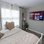 Holiday home 3 Bedroom House 10 Mins To Uptown
