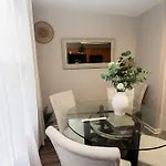 3 Bedroom House 10 Mins To Uptown Holiday home