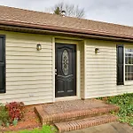 Cozy Home With Fenced Yard Less Than 1 Mi Downtown Matthews!