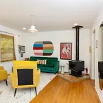 Trendy Bohemian Bungalow, Close To Uptown, Plaza & Noda
