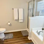 Queen Family-friendly Entire House, Holiday home Charlotte
