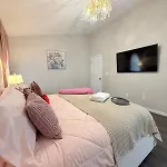 Queen Family-friendly Entire House, Holiday home