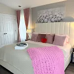 Queen Family-friendly Entire House, Holiday home *