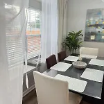 Queen Family-friendly Entire House, Holiday home *
