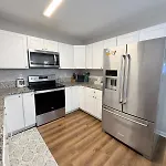 Queen Family-friendly Entire House, Holiday home Charlotte