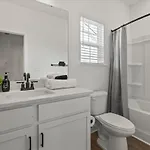 Holiday home 3br Townhouse King Bed Backyard Airport *