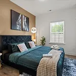Holiday home 3br Townhouse King Bed Backyard Airport