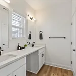 3br Townhouse King Bed Backyard Airport