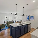 Holiday home 3br Townhouse King Bed Backyard Airport *