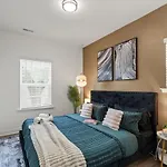 Holiday home 3br Townhouse King Bed Backyard Airport *