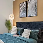 Holiday home 3br Townhouse King Bed Backyard Airport