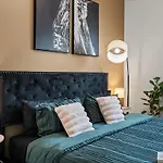 3br Townhouse King Bed Backyard Airport Holiday home *