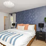 Newly Renovated-private Pool & Huge Deck Holiday home *