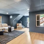 Newly Renovated-private Pool & Huge Deck Holiday home