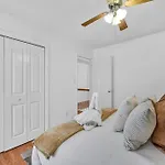 Holiday home Updated Area With Hot Tub Near Your Perfect Retreat *