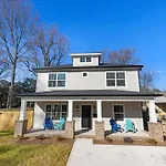 Bancroft Bungalow - Hot Tub, Fire Pit - Near Uptown