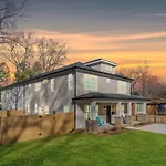 Bancroft Bungalow - Hot Tub, Fire Pit - Near Uptown