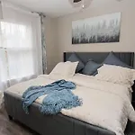 3 Bedroom House 10 Mins To Uptown *