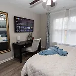 3 Bedroom House 10 Mins To Uptown