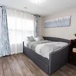 Holiday home 3 Bedroom House 10 Mins To Uptown *