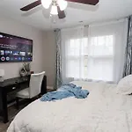 3 Bedroom House 10 Mins To Uptown Holiday home