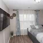 3 Bedroom House 10 Mins To Uptown