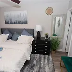 Holiday home 3 Bedroom House 10 Mins To Uptown *