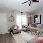 3 Bedroom House 10 Mins To Uptown Holiday home