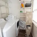 3 Bedroom House 10 Mins To Uptown Holiday home *
