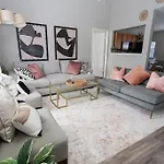 Holiday home 3 Bedroom House 10 Mins To Uptown *