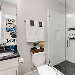 Queen City's Den Nest Uptown Holiday home