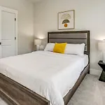 Holiday home 2 Mi To Dtwn Charlotte: Unit W/ Rooftop Deck! *
