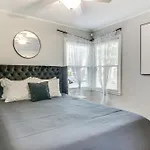 < 2 Mi To Uptown Charlotte: W/ Large Yard! Holiday home