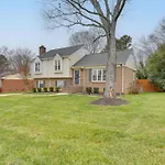 8 Mi To Uptown Home With Hot Tub In Charlotte!