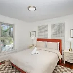 Walkable Trendy Hideout For Foodies - 3br-2ba Holiday home