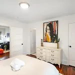 Holiday home Walkable Trendy Hideout For Foodies - 3br-2ba