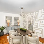 Holiday home Walkable Trendy Hideout For Foodies - 3br-2ba