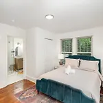 Holiday home Walkable Trendy Hideout For Foodies - 3br-2ba Charlotte