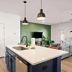 3br Townhouse King Bed Backyard Airport Holiday home
