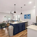 Holiday home 3br Townhouse King Bed Backyard Airport
