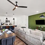 3br Townhouse King Bed Backyard Airport *