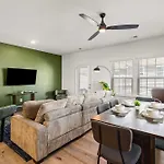 3br Townhouse King Bed Backyard Airport